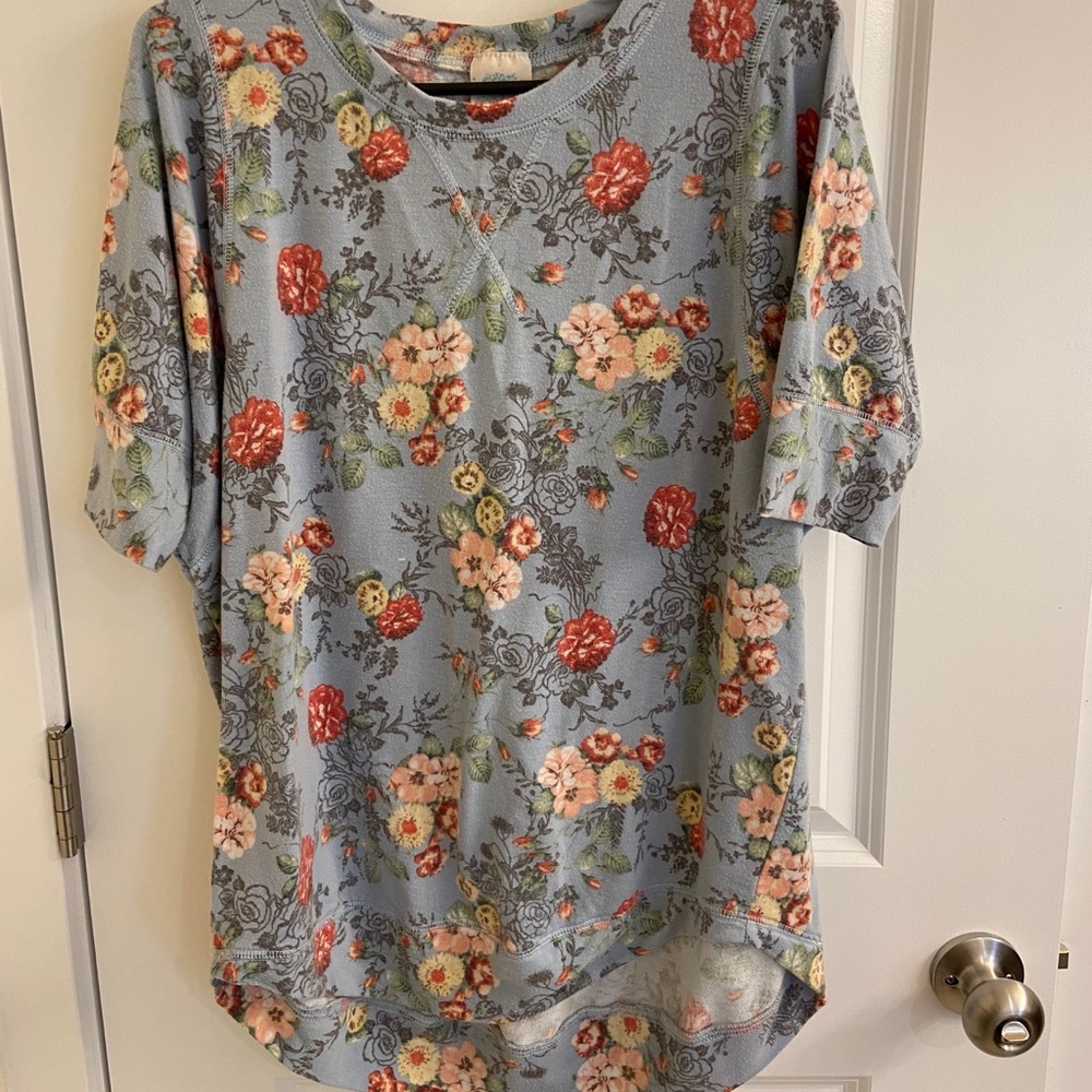 5/$20 🦄 Floral top